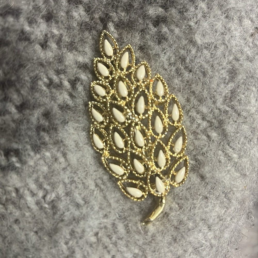 GERRY WEBER VINTAGE LEAF SHAPE BROOCH GOLDEN AND BEIGE COLOR